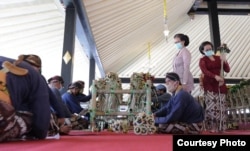 Kraton Yogyakarta saat membagikan 2.700 rengginan dengan penerapan protokol pandemi virus corona selama pelaksanaannya. (Foto: Courtesy/Tepas Tanda Yekti)