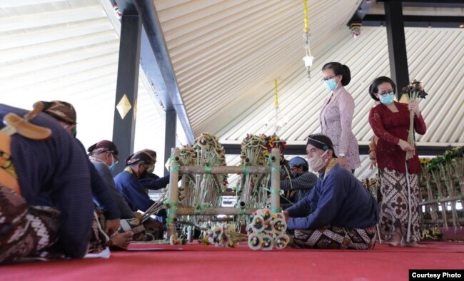 Kraton Yogyakarta saat membagikan 2.700 rengginan dengan penerapan protokol pandemi virus corona selama pelaksanaannya. (Foto: Courtesy/Tepas Tanda Yekti)