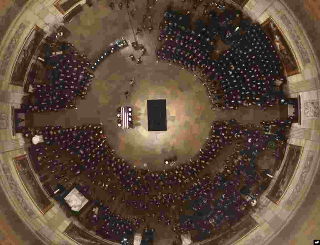 Peti jenazah mantan Presiden George H.W. Bush diusung oleh pasukan kehormatan militer ke dalam Capitol Rotunda, 3 Desember 2018, di Washington.