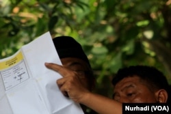 Petugas memeriksa surat suara dalam pemungutan suara. (Foto:VOA/Nurhadi.)