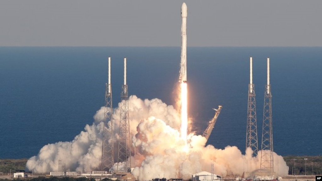 Un cohete Falcon 9 de SpaceX que transporta el satÃ©lite Tess despega desde el complejo de lanzamiento 40 en la estaciÃ³n de la Fuerza AÃ©rea de Cabo CaÃ±averal, Florida, el miÃ©rcoles 18 de abril de 2018. (AP Foto/John Raoux) 