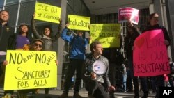 Manifestantes protestan afuera de la corte en San Francisco donde se bloqueó la orden del presidente Trump para recortar fondos federales a las ciudades santuario.