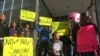 Người dân biểu tình phản đối ICE bắt giữ di dân không giấy tờ tại thành phố San Francisco, ngày 14/4/2017.