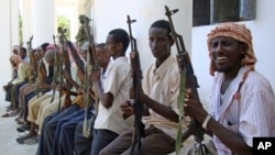 脱离青年党投奔政府军的武装人员在索马里总统府亮相。（2009年10月13日）