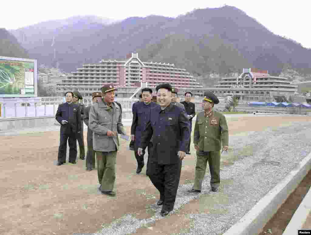 북한 김정은 국무위원장이 지난 2013년 11월 완공을 앞둔 마식령 스키장 건설 현장을 방문했다.