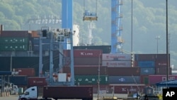 Numerosos contenedores de carga están listos para ser subidos a vehículos de transporte en el puerto de Tacoma, en Washington, el viernes 10 de mayo de 2019. 