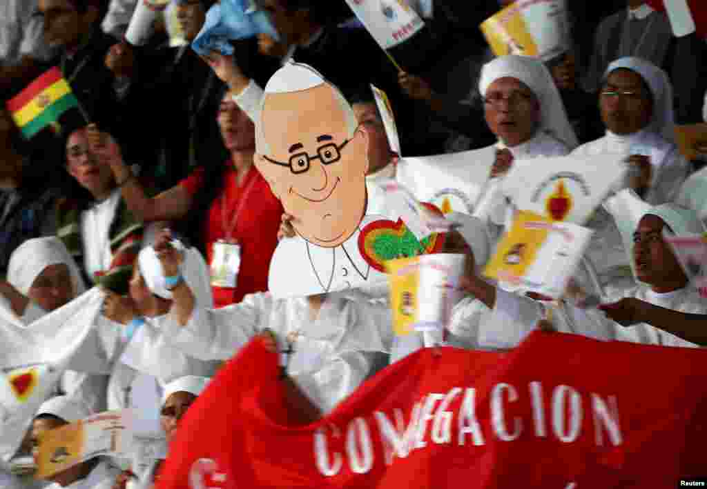 Pope Francis waves as he arrives at a meeting with priests and nuns in the Don Bosco school, in Santa Cruz, July 9, 2015.