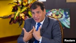 El presidente ecuatoriano Rafael Correa se queja de la doble moral al señalar las medidas estadounidenses para limitar el espionaje.