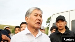 Sobiq prezident Almazbek Atambayev ham “ikki tomonlama pnevmoniya” tashxisi bilan tergov qamogʻidan kasalxonaga oʻtkazilgan