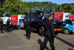 Pengamanan truk dengan pendingin untuk pendistribusian vaksin COVID-19 ke petugas kesehatan di seluruh provinsi Aceh, di Banda Aceh, 1 Februari 2021.