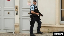 Un policier se tient auprès de l’hôtel dans lequel se trouve l’équipe d'Angleterre, à Chantilly, France, le 8 juin 2016.