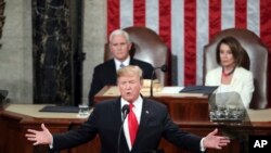 Le président Donald Trump prononce son discours depuis le Capitole sur l'état de l'Union lors d'une session conjointe du Congrès à Washington, sous la présidence du vice-président Mike Pence et de la présidente de la Chambre des représentants, Nancy Pelosi, 5 février 2019.