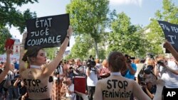 Militantes Femen lors d'un rassemblement contre la violence basée sur le genre et les crimes sexistes à Paris, le 6 juillet 2019. (Photo AP/Michel Euler)