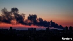 基辅遭到俄罗斯轰击后升起的滚滚浓烟。(2022年3月17日)