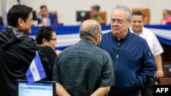 El presidente de la Asamblea Nacional de Nicaragua, Gustavo Porras, habla con el congresista Edwin Castro antes de la discusión de una ley para la regulación de agentes extranjeros en el Congreso de Managua el 15 de octubre de 2020.