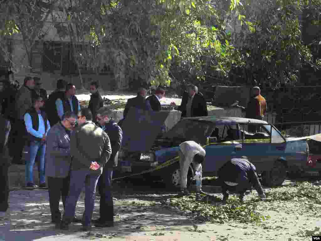 Detectives inspect the site of an explosion in Giza, Egypt, Dec. 9, 2016. (H. Elrasam/VOA)