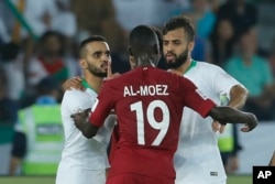Bek Arab Saudi Mohammed Al-Burayk dan penyerang Qatar Almoez Ali berdebat selama pertandingan sepak bola grup E Piala Asia AFC antara Arab Saudi dan Qatar di Stadion Zayed Sport City di Abu Dhabi, Uni Emirat Arab, Kamis, 17 Januari 2018. (Foto : AP)