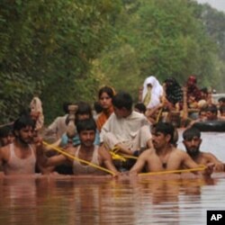 Ana kwashe mazauna yankin Nowshera na kasar Pakistan da mumunar ambaliyar ruwa ta yiwa barna zuwa tudun mun tsira.