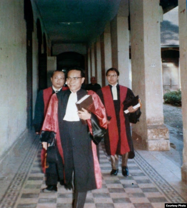 GS Nguyễn Văn Bông (phía trước) GS Nguyễn Văn Tương,(bên phải) và GS Tạ Văn Tài đên trao bằng Tiến sĩ cho một sinh viên Trường Luật.