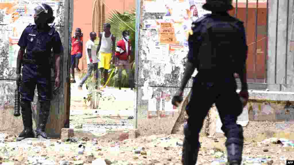 La police sénégalaise affronte les étudiants lors des manifestations à l&#39;Université Cheikh Anta Diop de Dakar le 16 mai 2018