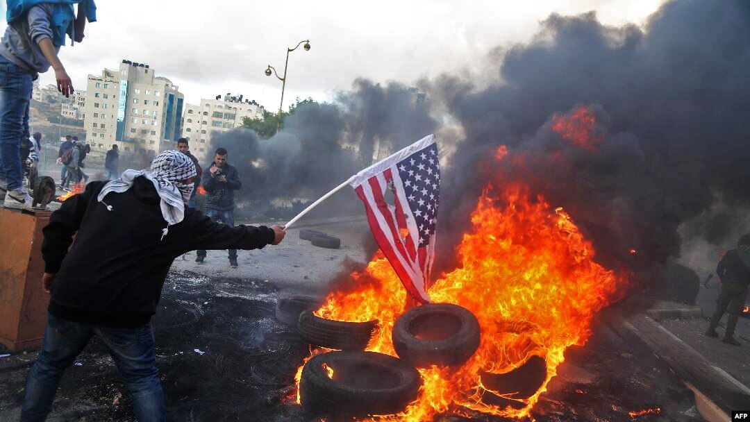 Demonstranti na Zapadnoj obali pale američke zastave