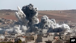 Khói đen dày đặc bốc lên từ sau cuộc không kích của liên minh do Mỹ dẫn đầu tại Kobani, Syria, ngày 22/10/2014.