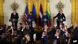 川普总统在白宫与波罗的海三国领导人举行联合记者会。（2018年4月3日）