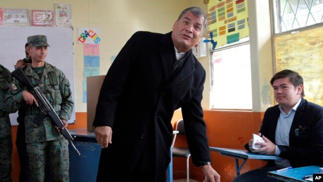 Consultado acerca de la transición con el nuevo gobierno, Correa dijo que "va a ser una transición pacífica informada sin sobresaltos y con la mayoría de los problemas resueltos".