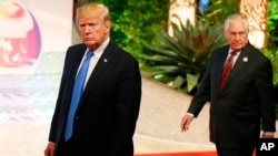 资料照片：参加美国东盟峰会的特朗普总统，陪同他的是美国当时的国务卿蒂勒森。(2017年11月14日)