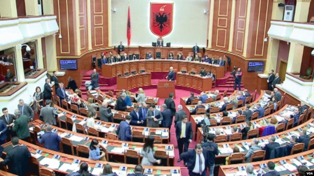Tiranë: PD kërkon ngritjen e dy komisioneve hetimore, për çështjen “Becchetti” dhe inseneratorët
