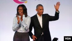 Le couple Obama applaudi lors de la première session du Sommet de la Fondation Obama, Chicago, 31 octobre 2017.
