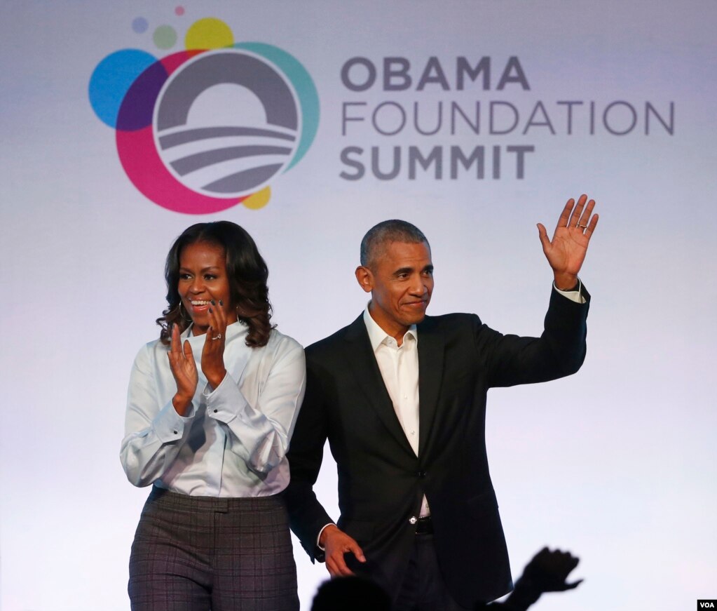 Le couple Obama applaudi lors de la première session du Sommet de la Fondation Obama, Chicago, 31 octobre 2017.