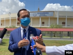 Neth Pheaktra, spokesperson for the Extraordinary Chamber in the Court of Cambodia, talks to journalists inside the tribunal's facility in Phnom Penh's Kambol District on August 16, 2021. (Aun Chhengpor/VOA Khmer)