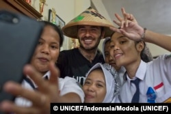 David Beckham berpose untuk foto dalam kampanye anti bullying di sekolah yang disponsori UNICEF (foto: dok).