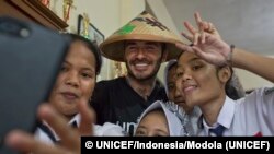 David Beckham berpose untuk foto dengan murid-murid SMPN 17 Semarang.