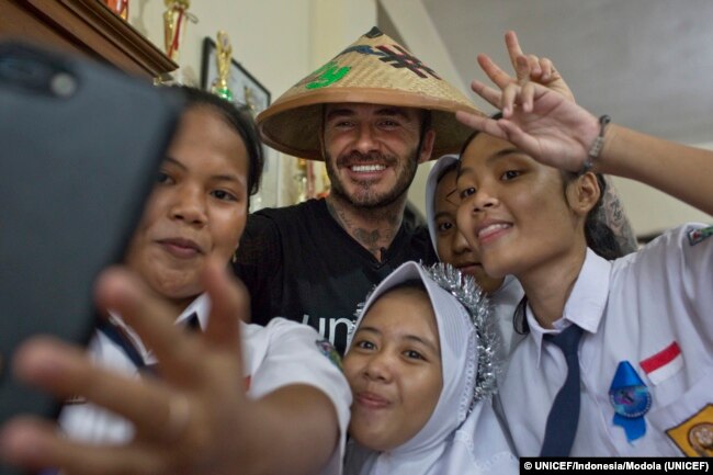 David Beckham berpose untuk foto dalam kampanye anti bullying di sekolah yang disponsori UNICEF (foto: dok).