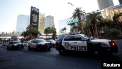 ARCHIVES - Des véhicules de police bordent le boulevard Las Vegas après une fusillade de masse à Las Vegas, Nevada, États-Unis, le 4 octobre 2017.