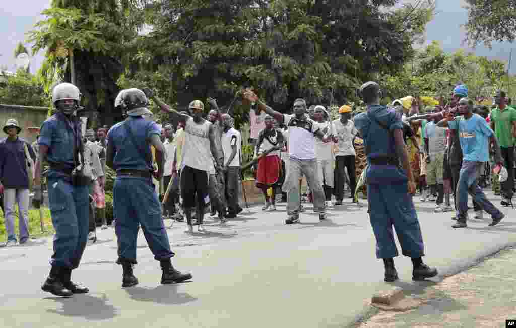 Manifestantes tentam marchar pelas ruas de Bujumbura após o anúncio do general Niyombare de que havia deposto o Presidente Pierre Nkurunziza. Burundi, Maio 13, 2015 