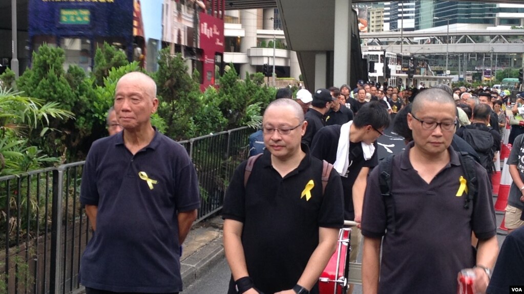 2014年9月,香港占中三子(左起:朱耀明、戴耀廷、陈健民)参与黑布大游行抗议假普选 (美国之音海彦拍摄)