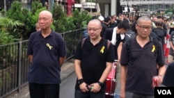 占中三子（左起：朱耀明、戴耀廷、陈健民）参与黑布大游行抗议假普选 （美国之音海彦拍摄）