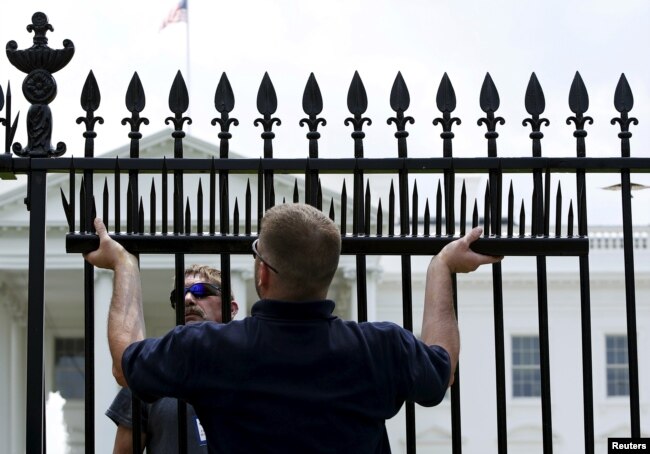 美國政府的合同工給白宮圍欄增加尖刺，加大翻越的難度（2015年7月1日）
