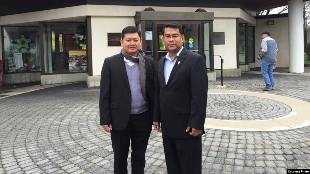 លោក គង់ សភា (ឆ្វេង) និង​លោក ញ៉យ ចំរើន (ស្តាំ) សមាជិក​សភា​គណបក្ស​សង្គ្រោះ​ជាតិ ក្នុង​ពេល​លោក​ធ្វើ​ទស្សនកិច្ច​នៅសហរដ្ឋអាមេរិកនៅថ្ងៃទី ២៧ ខែធ្នូ ឆ្នាំ២០១៥។ (រូបថត​ពី​គេហទំព័រFacebook លោក ញ៉យ ចំរើន)