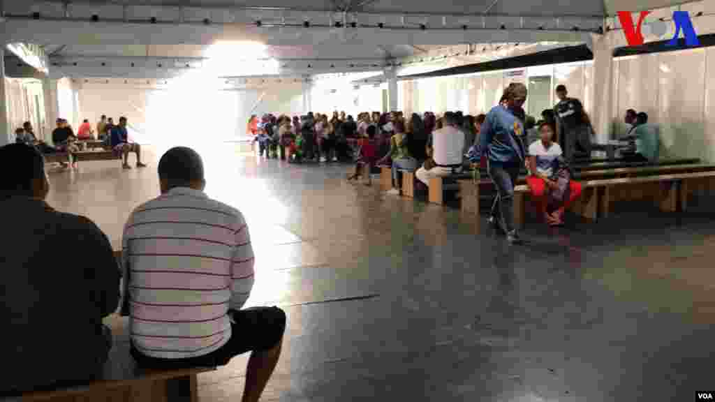 Dentro del Centro de Recepción de Migrantes, administrado por ACNUR, en Pacaraima, Brasil. Foto: Celia Mendoza - VOA.