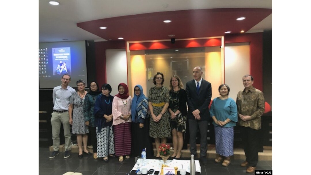 Para pembicara dan undangan dalam acara peluncuran buku “Marrying Young in Indonesia : Voices, Law & Practice “ di ruang Soemadipraja & Taher, Fakultas Hukum UI, Depok, Jawa Barat , Senin (26/11). (Foto: VOA/Ghita).