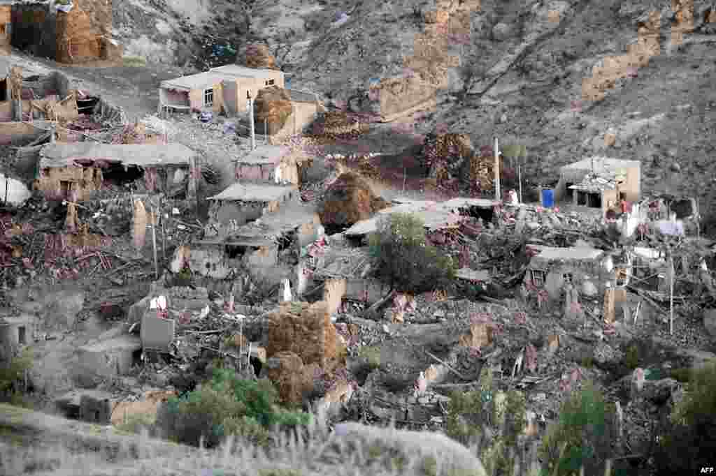 伊朗西北部遭连环地震袭击后，瓦扎汗镇附近的伊什哈利村遭受重创(8月12日)。