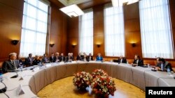 Delegaciones en el inicio de las conversaciones sobre armamento nuclear de Irán, en Ginebra.