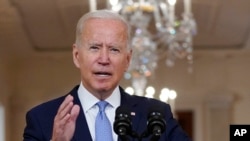 조 바이든 미국 대통령이 31일 백악관에서 아프가니스탄 종전에 관해 연설하고 있다. 