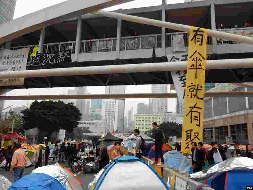 金鐘佔領區全面清場前最後一日，雨傘廣場掛起大型「有傘有聚」標語 (美國之音 湯惠芸攝)