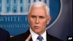 លោក​អនុប្រធានាធិបតី Mike Pence ថ្លែង​នៅ​ក្នុង​សន្និសីទ​កាសែត​មួយ​ជាមួយ​នឹង​លោក​ប្រធានាធិបតី ដូណាល់ ត្រាំ ស្តី​ពី​ស្ថានភាព​មេរោគ​កូរ៉ូណា​វីរុស​ថ្មី នៅ​សេតវិមាន កាលពី​ថ្ងៃទី២៩ ខែកុម្ភៈ ឆ្នាំ២០២០។