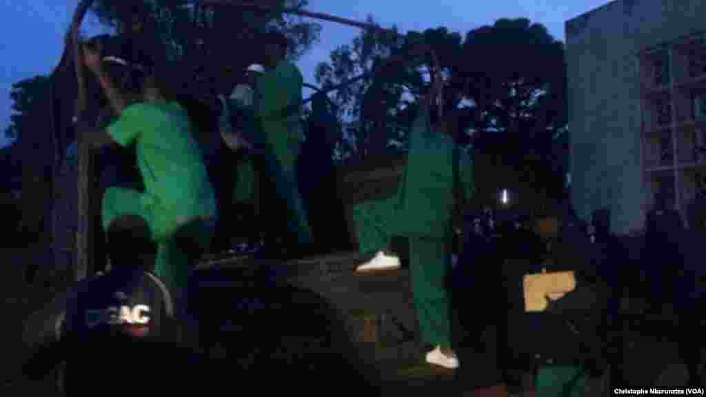 En habit des prisonniers, les 28 putschistes contre lesquels le ministère public a requis la de prison à vie, montent, sous la garde la police, à bord d&rsquo;un camion pour être transférés à la prison centrale de Gitega au centre du Burundi, 7 janvier 2016. (VOA/ Nkurunziza Christophe)